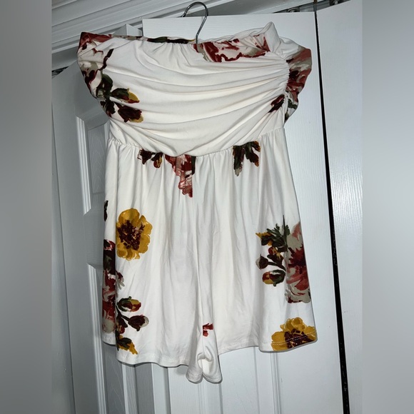 White Windsor & Floral Romper | Women’s Medium - Picture 10 of 12